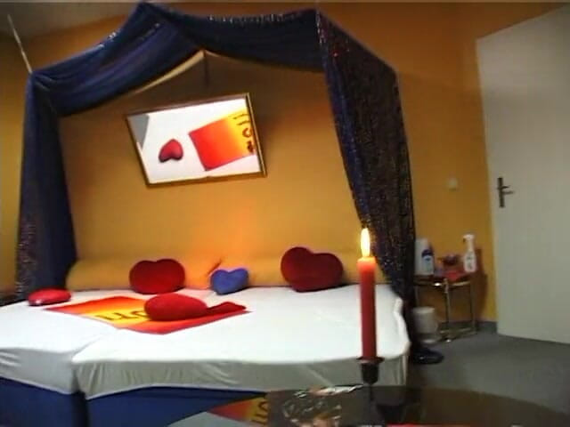 Lucky Cooch: Przebita blond piękność pociera łechtaczkę i wieje duży dong