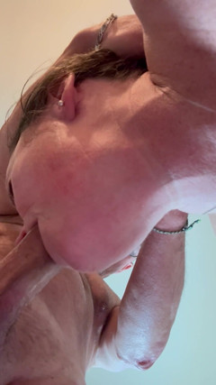 Bonewizzard69: 淫荡的吮吸鸡巴熟女特写鸡巴环和蛋蛋