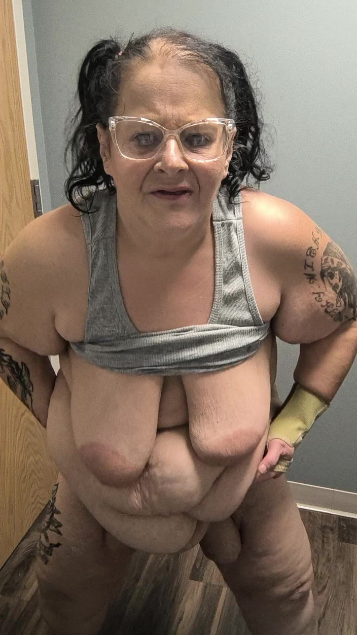 HerculesnVENUS: Ela é tão safada esfregando seu clitóris rápido