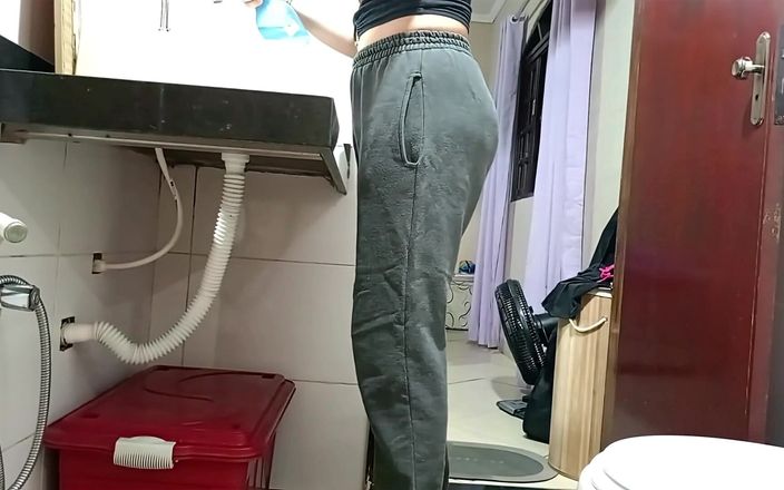 Gabi SweetCouplesStories: 화장실에서 잡힌 하녀.