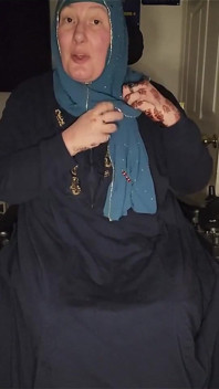 Nie ma to jak rozpalenie mojego hidżabu na noc i wydostanie się z moich Abayas i over sukienki do moich bielizny