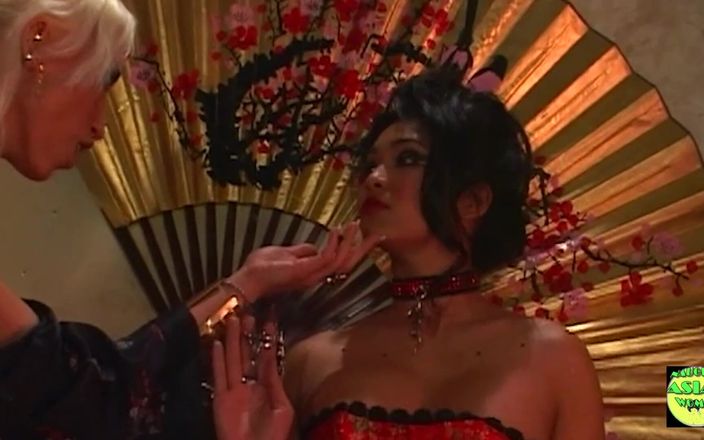 Naughty Asian Women: Una morena asiática cosplay es follada duro por un chico...