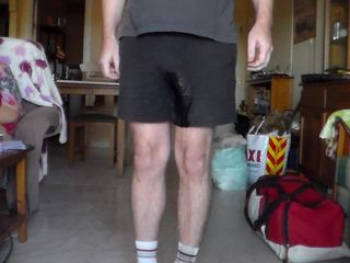 Sex hub male: John穿着他的黑色短裤撒尿