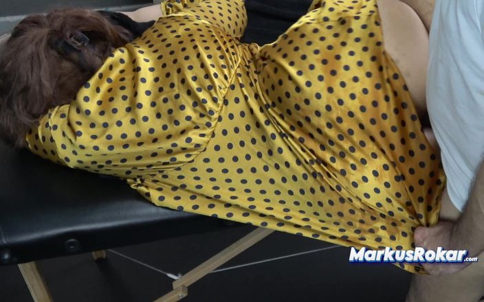 Markus Rokar Massage: Surprise au cul énorme sur un lit de massage | Une femme...