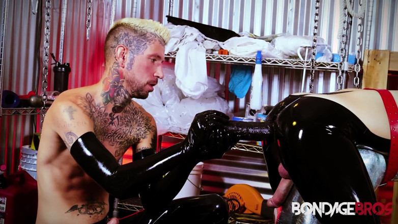 Bondage Bros: Peregangan lubang devin sampai menganga lebar