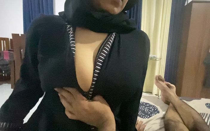Arabicqueen: アラビアのパキスタンの巨乳の女の子が一人で押される