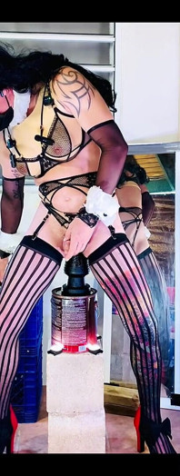 Femboy sexy lingerie cavalgando grande consolo preto