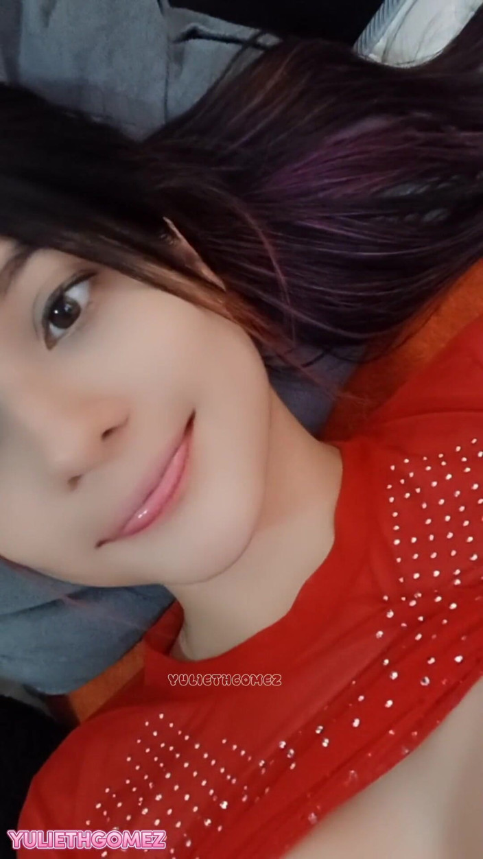 Yulieth Gomez: 부모님이 마을을 벗어나는 동안 음란한 의붓여동생을 지켜보는 중