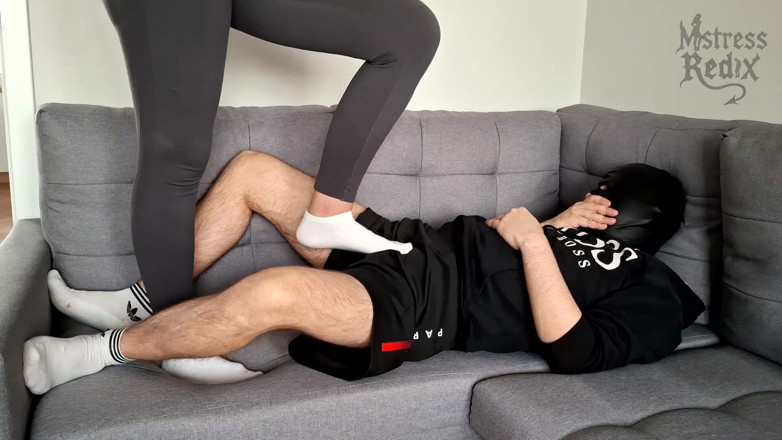 Mistress Redix: Sesi ballbusting kaus kaki #1: menendang, menampar &amp; meremas