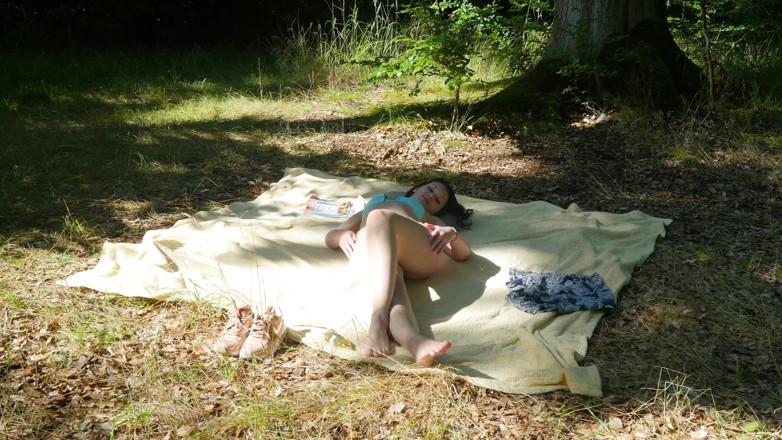 Peaches and Bananas: Charlie nudo prende il sole su una spiaggia nudista