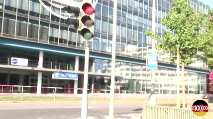 Цицькаста блондинка любить смоктати жорсткий член в машині