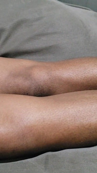 Une femme avec beaucoup de beaux cheveux pubiens entre ses jambes se couche sur son canapé en attendant qu’on lui soit fait l’amour
