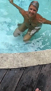 Bir tatil köyündeki yüzme havuzunda riskli oral seks