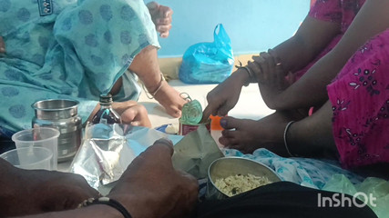 Reshmahotever: Birlikte öğle yemeği yiyor