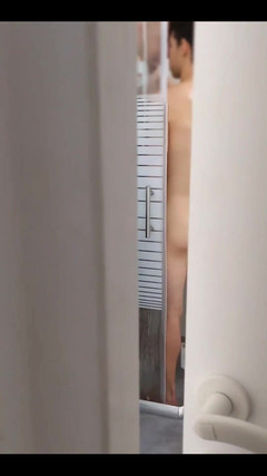 Next door hairy: 他太饥渴了，在拍摄前，他开始在淋浴间里吸吮！幸运的是，我的丈夫抓住了！