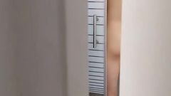 Next door hairy: Měl tak žízeň, že začal kouřit ve sprše před natáčením! Štěstí, že můj manžel...