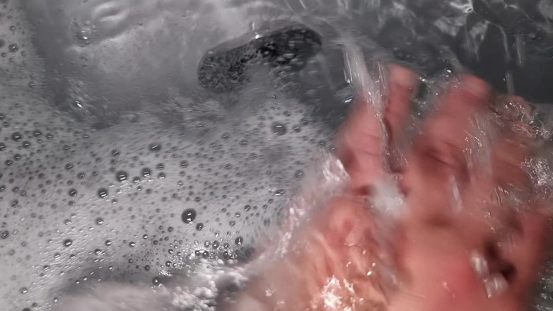 Alexander Audran: 谁愿意陪伴我？我在浴缸里手淫和放松的音乐 - 来玩弄我那充满泡沫的鸡巴