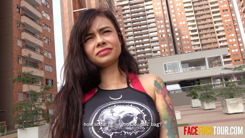 Face Fuck Tour: Dicke möpse, tätowierte latina wird in den hals gefickt!