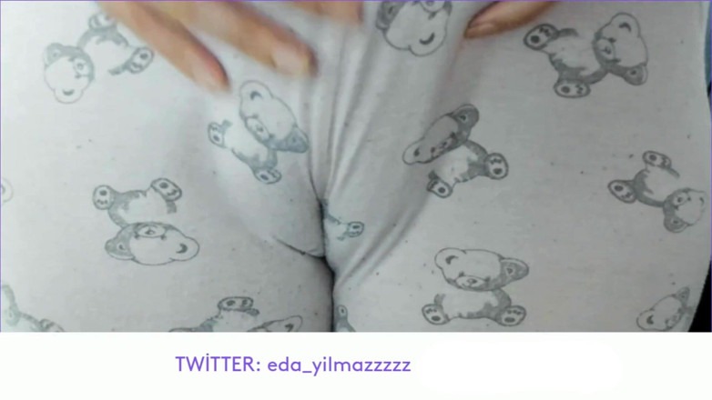 bigass_sexy_bigboobs: Masturbace v Pyžamu