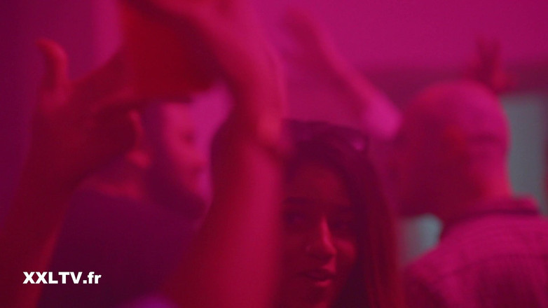 XXLTVFR: Carollina Cherry tuvalette mastürbasyon yapıyor