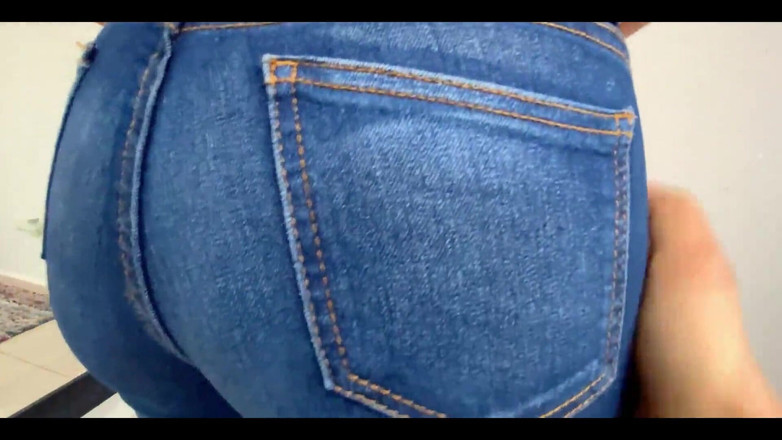 Tara rico: Sexy sousedka s dokonalým zadkem mě požádá, abych ji navštívil...