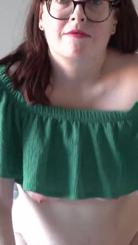 Ehefrau spielt mit muschi im grünen sommerkleid