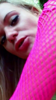 La sorellastra viziosa Shyla si fa la prima scopata lesbica all'aperto