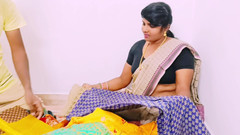 Telugu honey lips: 印度家庭主妇不幸操萨利斯卖给男人大长鸡巴重口味性爱。泰卢固肮脏的谈话。