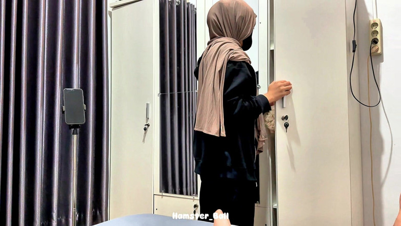 Hamster_Ball: Pembantu rumah desi hijab MILF yang saya curang, kemudian dikongkek