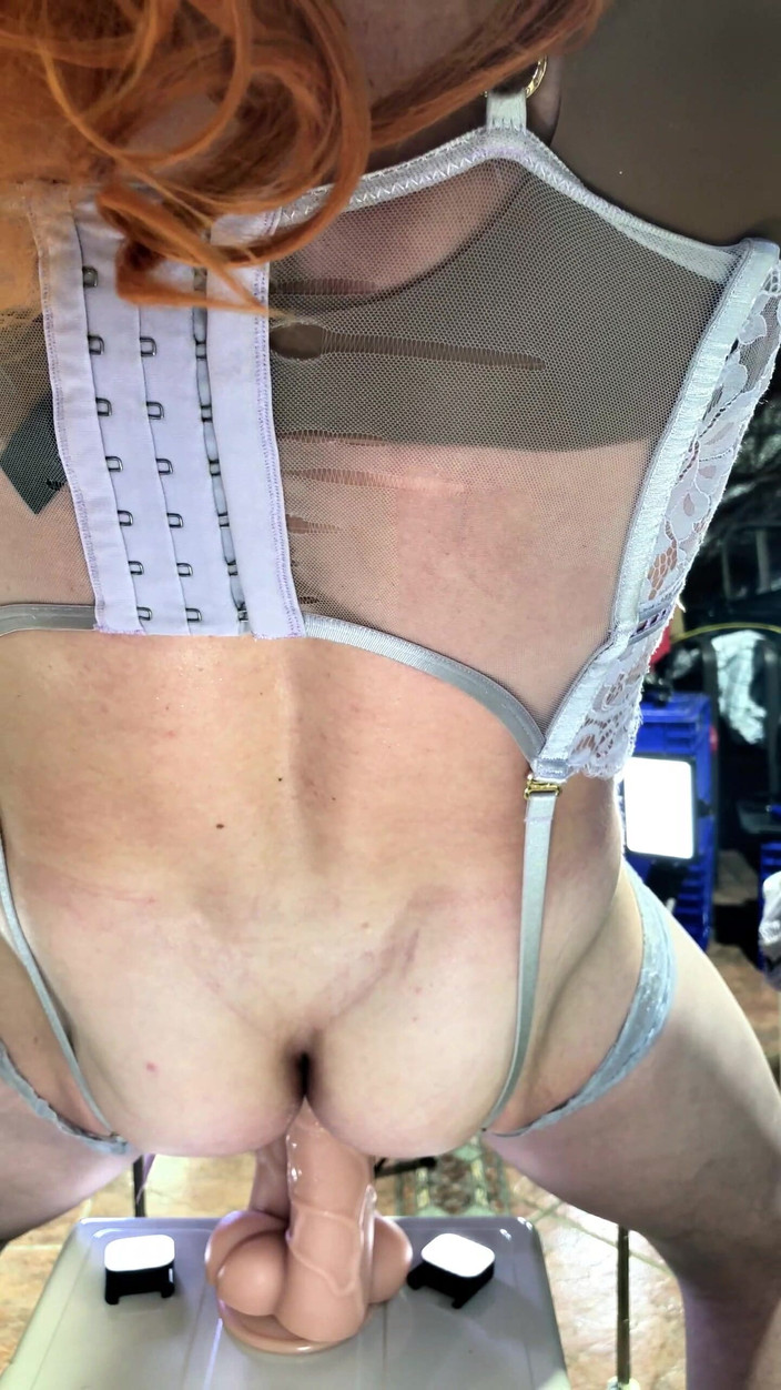 Benito414: TS 人妖美丽的屁股在性感丝袜骑肛门双巨大的假阳具