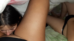 Lesbian-candys: 毛布の下を覗くと、隣人がアソコを舐めていて、彼女が見ててオナニーしている、驚きのスリーサム