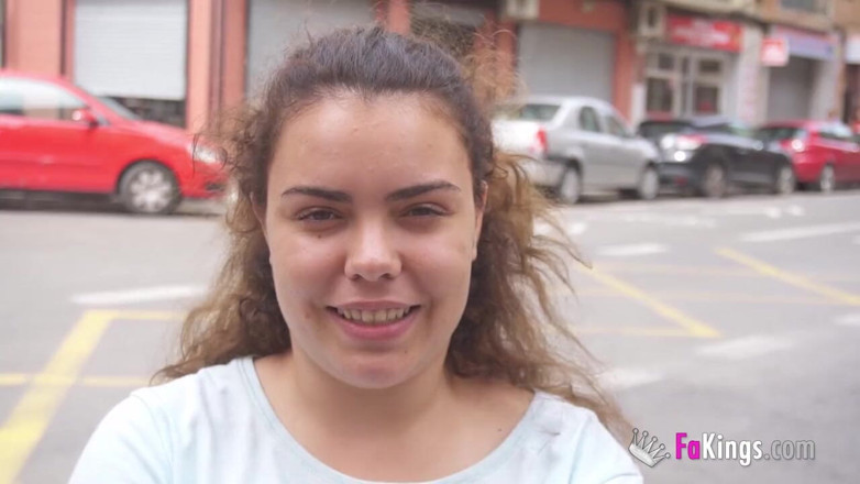 FAKings: Gata viciada em sexo de 19 anos usa seus peitos enormes...