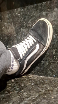 Komp. Aku lagi asik muasin memekku pakai sepatu vans!