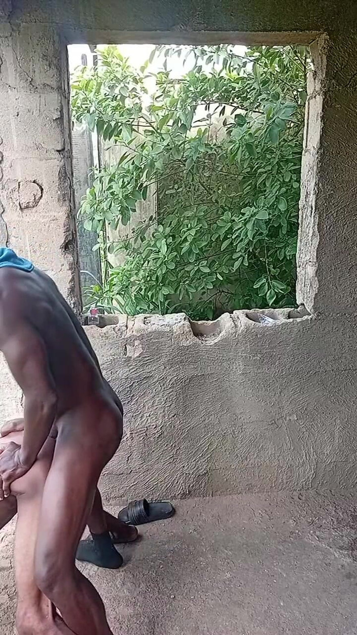 Sexydaddy: 非常にダークマンの肌男無骨な男が未完成の建物で痩せたお尻をファックする