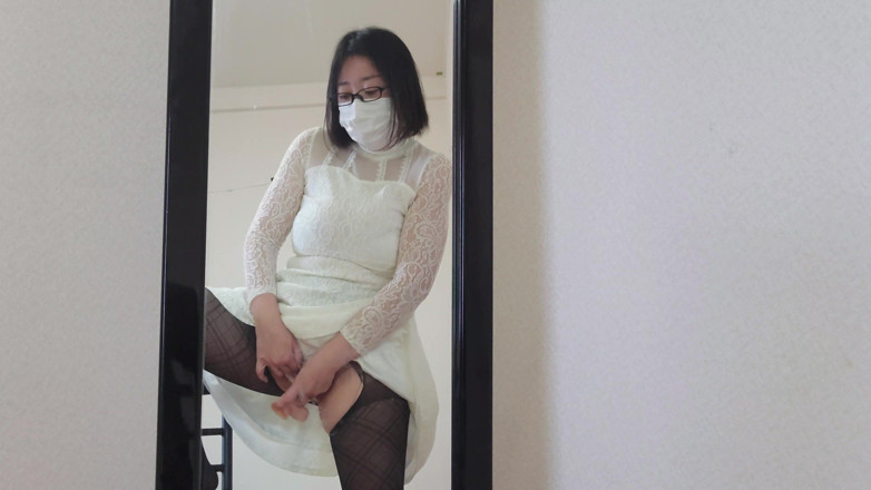aika: Donna sposata che prova piacere masturbandosi in piedi