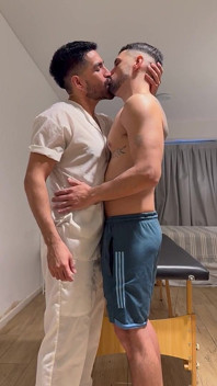 Blasenarsch! Ich bin zum Masseur gegangen und habe ihn schließlich in seinem runden, harten Hintern geschwängert!
