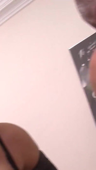 Cô ấy nhút nhát tan băng trong khi làm tình