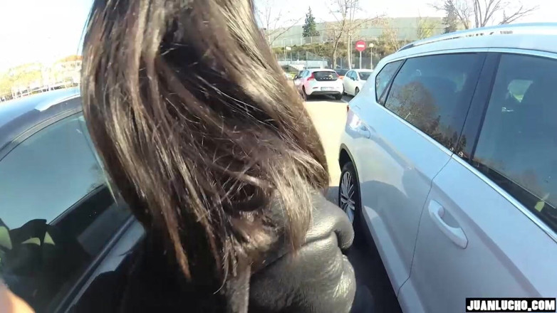 Juan Lucho: 작은 라틴계 여자 주차장 타격과 섹스