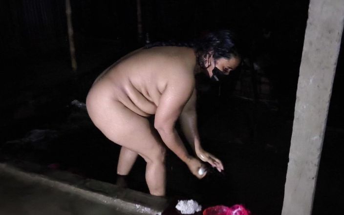 SAFI-SEXY: Desi sexy tetička se koupe ve vesnici Rain