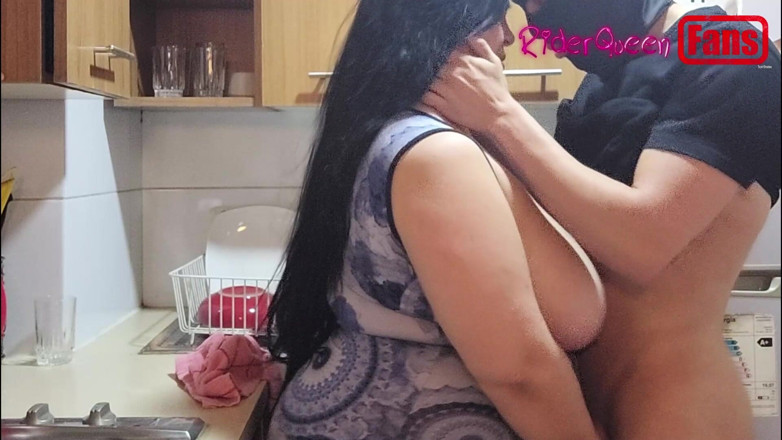 Riderqueen: Vídeos para Fãs: um jovem mascarado me fode na cozinha