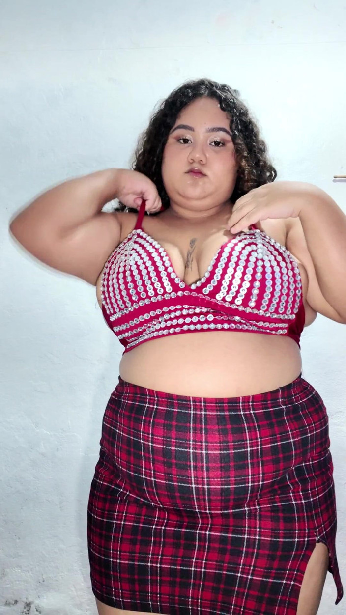 Pamela Panda: 彼氏の前で新しい服を試着すること。