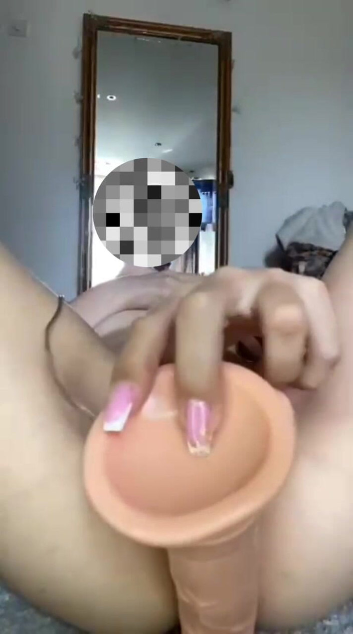 Blondasexy00: Madrastra se masturba con un grande hasta el orgasmo