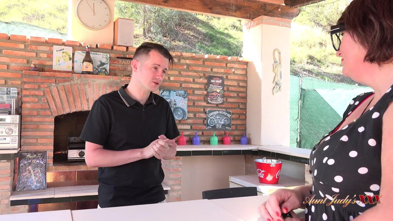 Aunt Judy's XXX: Auntjudysxxx - збуджена мамка, що відпочиває, Джоджо спокушає бармена