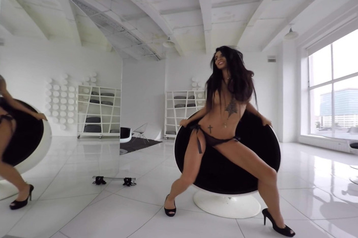StasyQVR: 适合的纹身黑发性感脱衣舞