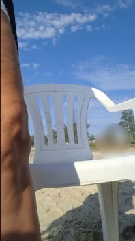 Corona Caliente Tomando El Sol En La Playa Con Un Micro Bikini Transparente