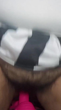 Fată brunetă plinuță în fustă mini călărește un dildo roz - Vagin păros