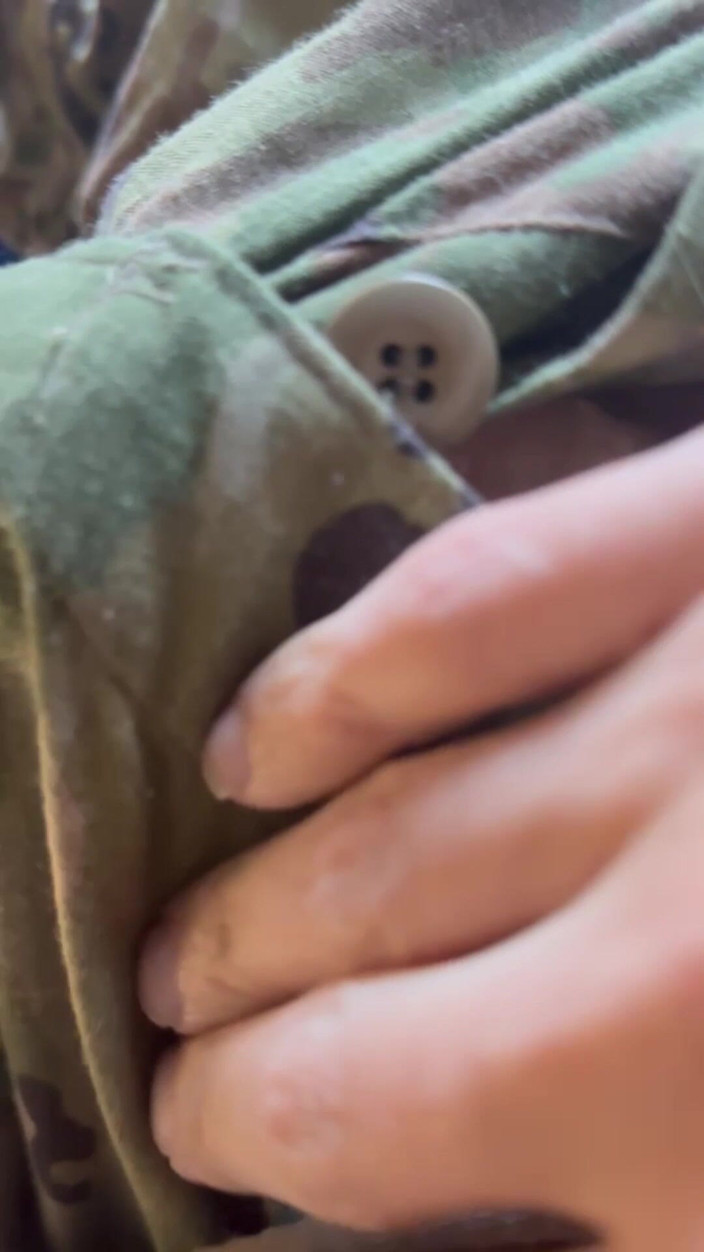 Gay Soldier Stuff: Armádní voják v uniformě honí a vystříká tlusté sperma na...
