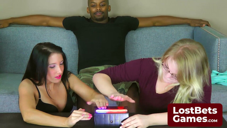 Lost Bets Games: Gianna i Cierra Strip Frenzy z Jayem lounging na kanapie