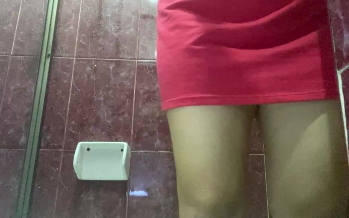 irina69star: Poesje open pissend