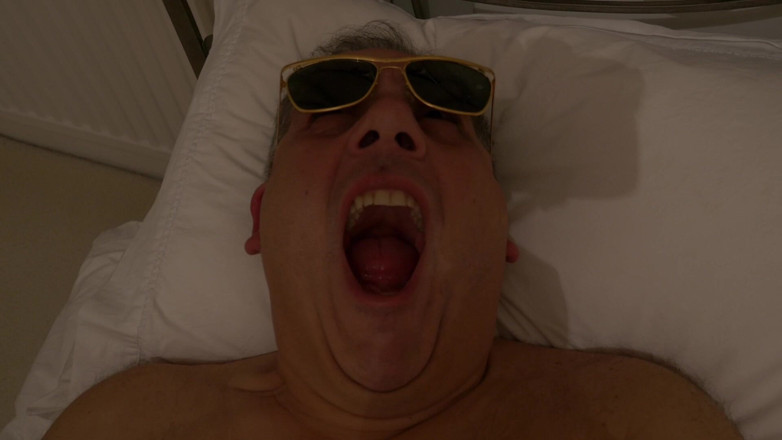 George Rex Solo: En primer plano - masturbación desnuda en la cama con gafas...